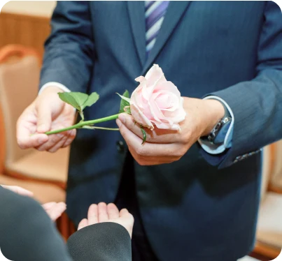 ご遺族にバラの花を手渡す葬愛メモリアルのスタッフ