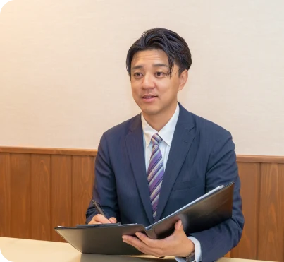 資料を手にご相談に応じる葬愛メモリアルのスタッフ